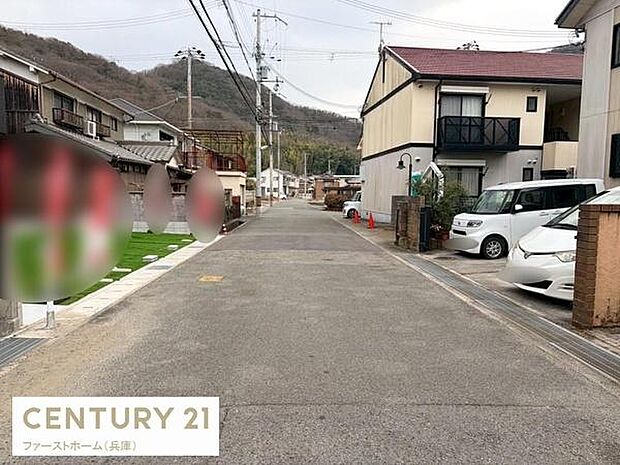 前面道路が広々としており車の出入りがしやすい環境です。周囲が落ち着いた雰囲気で住宅街の一角に位置しています。道路沿いには整備された歩道があり歩行もしやすいです。駐車スペースも十分に確保されています。