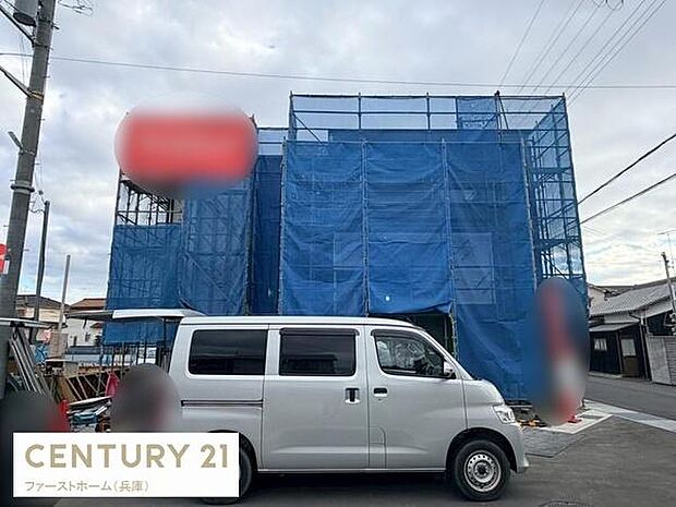 周囲に住宅が立ち並ぶ落ち着いたエリアに位置しています。前面道路も幅があり車の進入もスムーズです。