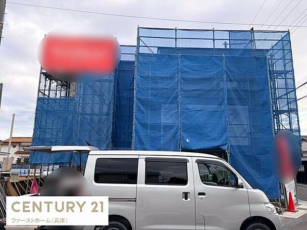 建築中の物件で今後の完成が期待されます。外観はしっかりと保護されています。現地の様子が分かる一枚です。新築ならではの清潔感があります。