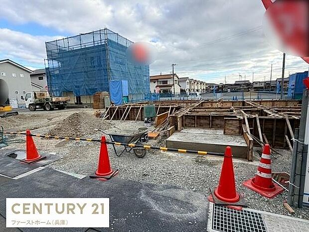 建築が進行中の現場でこれから新しい住まいが完成する期待感を感じられます。周囲には住宅が建ち並び街並みが整っています。広々とした土地が確保されておりゆとりのある空間が魅力です。