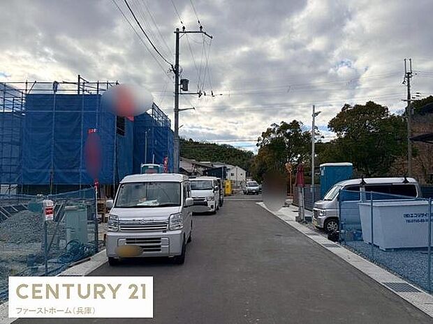 周辺は整備された道路が広がり見通しの良い環境です。車通りも穏やかで落ち着いた印象の街並みが広がっています。前面道路が舗装済みで清潔感があります。