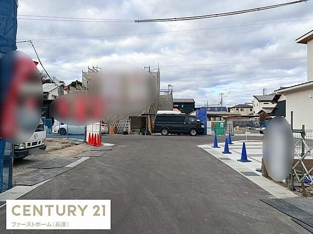 現地の前面道路は舗装されており整然とした雰囲気が感じられます。周辺には新しい建物が建設中でエリアの活気が伝わります。車両の出入りもスムーズに行える広さがあります。