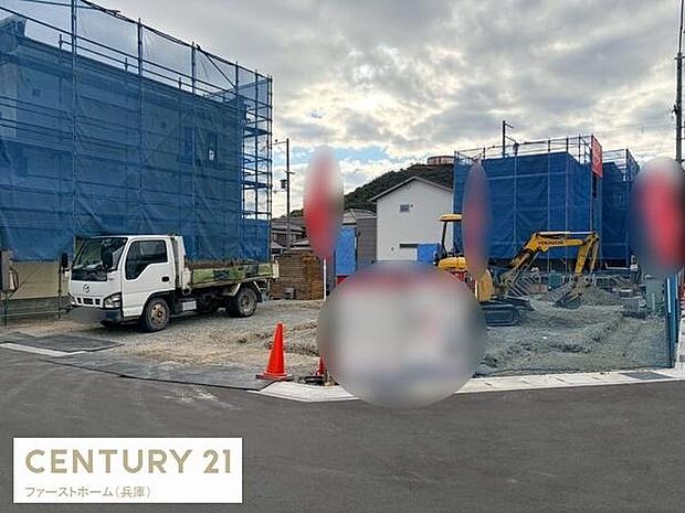 建物の建設が着々と進行中です。現場の様子がしっかり確認できます。資材や重機も揃っており作業の進捗を感じられます。新築ならではの清潔感があります。区画整理された街並みに位置しています。