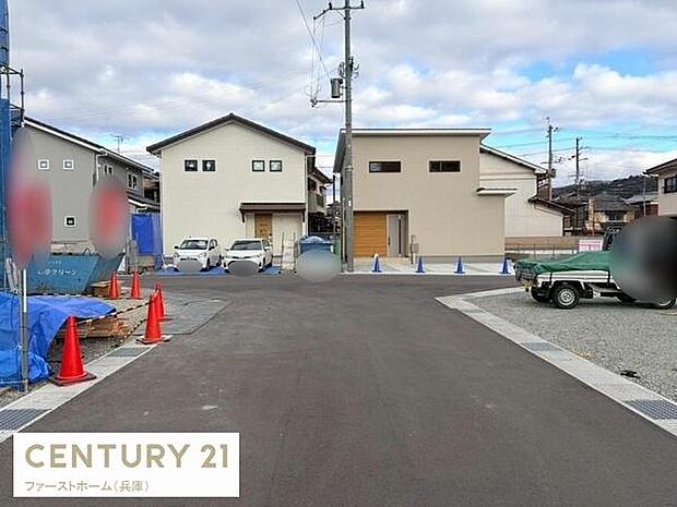 現地前面道路は舗装されており車の出入りがしやすい環境です。周辺には住宅が建ち並び整然とした印象を受けます。車両の通行スペースも十分に確保されています。落ち着いた雰囲気が広がるエリアです。