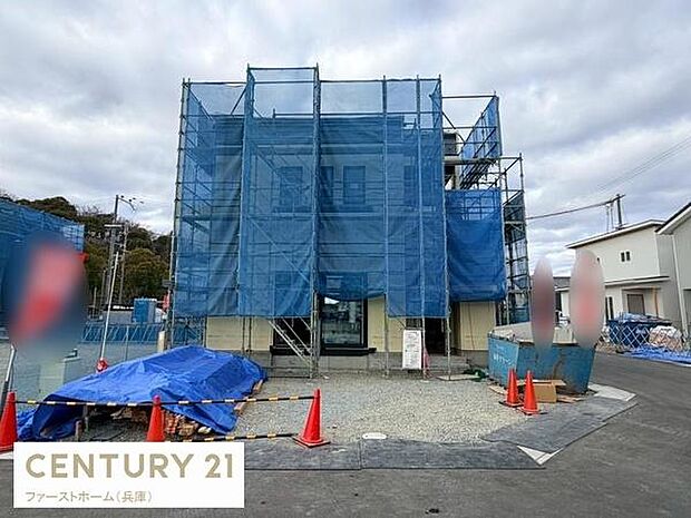 現在建築中の物件で新築の清潔感が期待できます。周囲は静かな住宅街に位置しています。道路に面しているためアクセスも便利です。工事の進捗状況が一目で分かります。