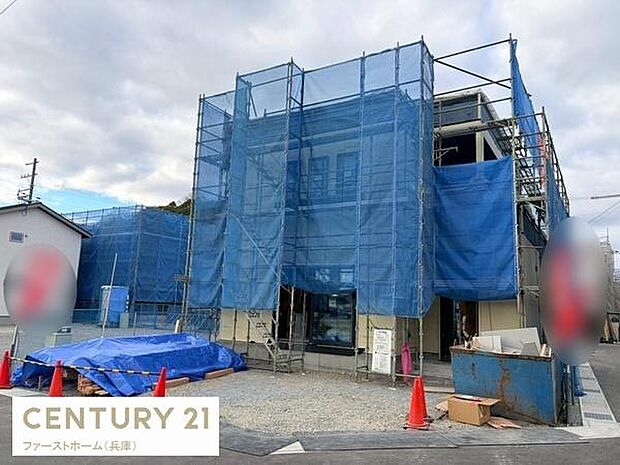 現在建築中の物件です。敷地内のスペースが広めに確保されており建物の外観がしっかりと確認できます。ブルーシートで養生されており工事の進捗状況も目視で分かります。現地でのご確認もおすすめです。