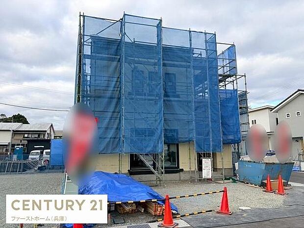 建築中の外観がしっかり確認できる写真です。工事の進捗が見える現場の様子が印象的です。安心感のある建築現場で新しい住まいへの期待が高まる一枚です。周囲には整然とした足場や養生シートが設置されています。