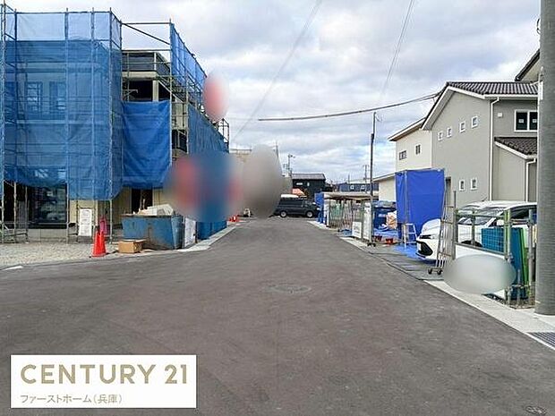 現地前面道路は幅員が広く車の出入りもスムーズに行えます。周辺は新しい建物が多く整備された雰囲気が特徴です。道路面もきれいに舗装されており生活に便利な印象があります。