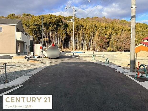 現地前面道路は舗装されており車の出入りがしやすい設計です。周辺は自然に囲まれていて静かな住環境が広がります。通行も安心な広さが確保されています。見通しの良い道路が特徴です。