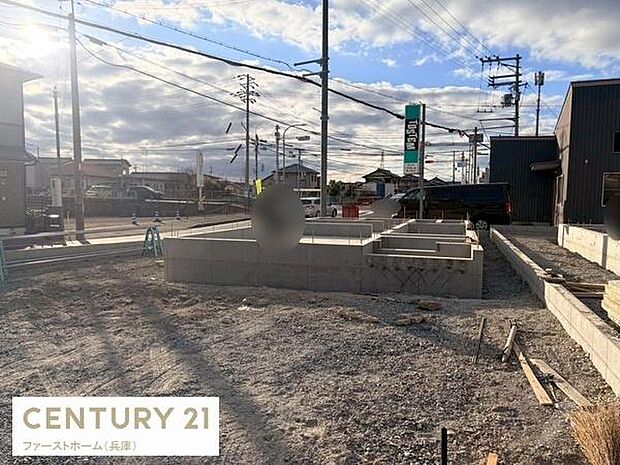 基礎工事が着々と進んでいる様子が確認できます。周囲は見通しが良く開放感があります。道路に面しているため出入りがしやすい立地です。日当たりも期待できそうです。