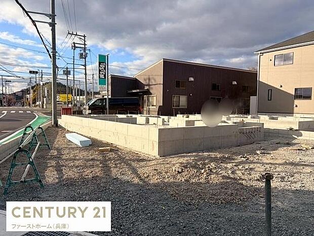 落ち着いた雰囲気の住宅地に位置しています。前面道路が広くアクセスもスムーズです。周囲に余裕があり開放感を感じられます。