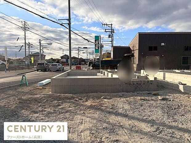 落ち着いた雰囲気の住宅地に位置しています。前面道路が広くアクセスもスムーズです。周囲に余裕があり開放感を感じられます。