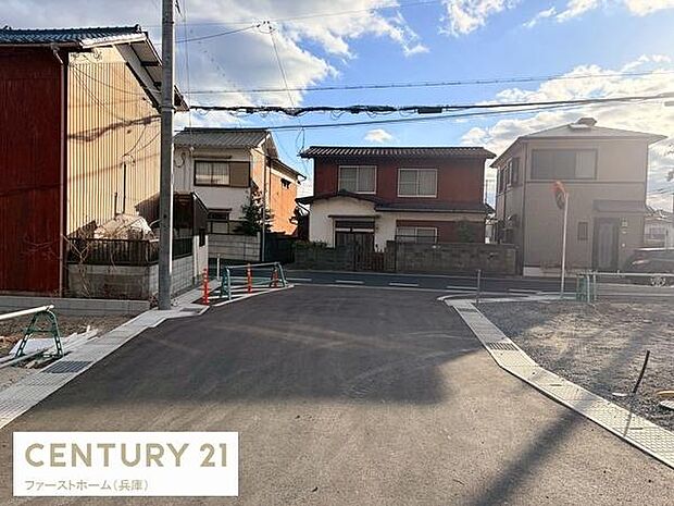 現地の前面道路は舗装されており車の出入りもスムーズに行えます。周辺は住宅に囲まれていて穏やかな街並みが広がっています。幅広い道路で歩行者や車の通行にもゆとりが感じられる現地です。