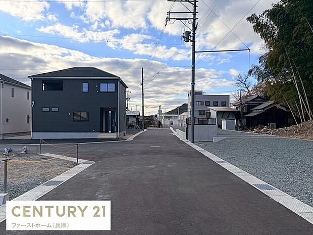 前面道路を含む現地の写真は周辺環境の様子をしっかりと確認できます。道路が広く見通しの良さが感じられます。住宅街らしい落ち着いた雰囲気が伝わります。新しい街並みが広がっているのが印象的です。