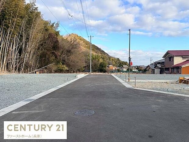 前面道路がしっかりと整備されており車の出入りもスムーズに行えます。周囲には自然も多く開放感が感じられる現地写真です。建築計画に適した敷地が広がっています。周辺の住宅街にも調和した景観が魅力です。