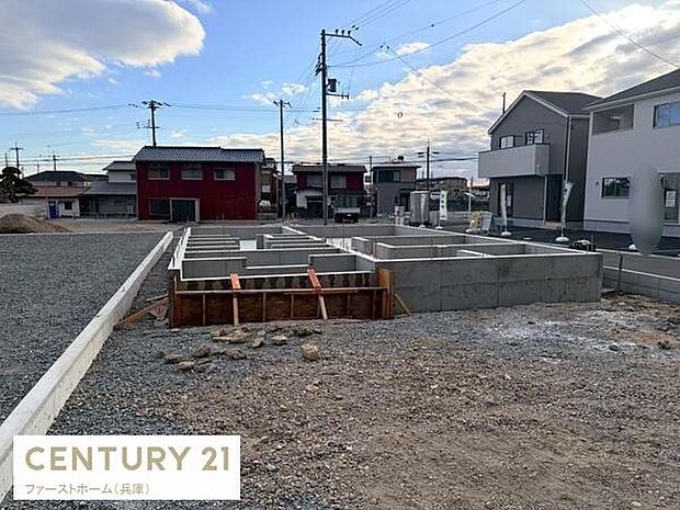 落ち着いた雰囲気の住宅地に位置しています。前面道路が広くアクセスもスムーズです。周囲に余裕があり開放感を感じられます。