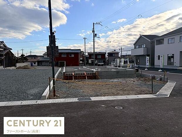 落ち着いた雰囲気の住宅地に位置しています。前面道路が広くアクセスもスムーズです。周囲に余裕があり開放感を感じられます。