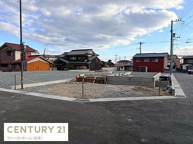 落ち着いた雰囲気の住宅地に位置しています。前面道路が広くアクセスもスムーズです。周囲に余裕があり開放感を感じられます。