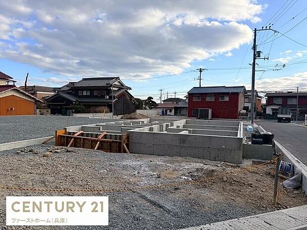 落ち着いた雰囲気の住宅地に位置しています。前面道路が広くアクセスもスムーズです。周囲に余裕があり開放感を感じられます。