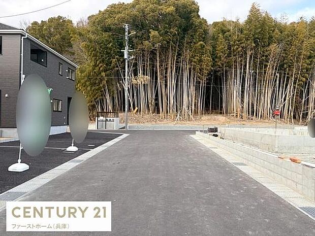 前面道路含む現地写真です。舗装された道路が広がり周辺は自然豊かな環境となっています。物件周辺は整備がされており建物との調和も感じられます。ゆとりのある空間が魅力的です。