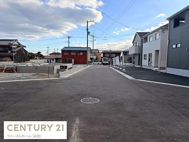 前面道路は広々としており車の出し入れがしやすい環境です。周囲は新しい建物が立ち並ぶエリアとなっています。街並みが整然としており落ち着いた雰囲気です。敷地へのアクセスも便利です。