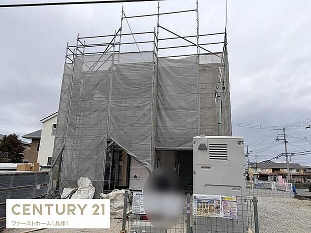 新築工事中の外観写真です。建物の骨組みや外壁がしっかりと組まれており進行中の様子が伝わります。周囲は静かな住宅街で落ち着いた雰囲気です。駐車スペースもゆとりが感じられます。