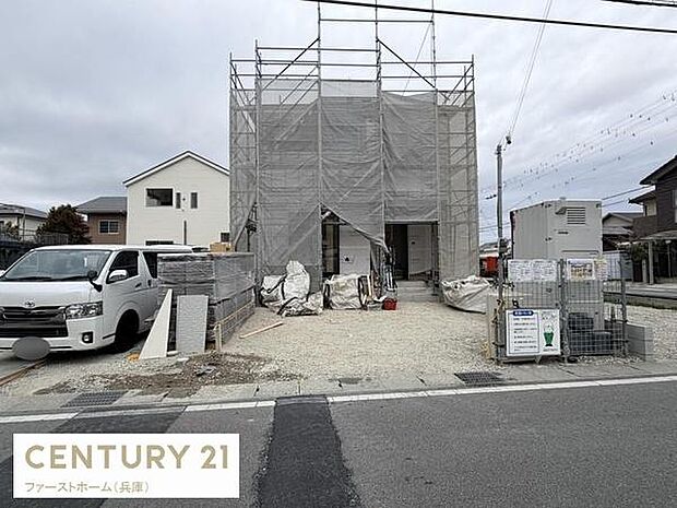 現在建築中の物件です。新築ならではの清潔感に期待が持てます。建設現場の様子がしっかりと確認できます。前面道路もゆったりとしています。駐車スペースも確保されています。