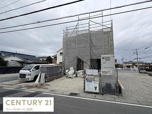 建築中の様子が確認できる現場です。敷地がゆったりしているため車の駐車もスムーズに行えそうです。周辺には住宅が立ち並び落ち着いた街並みとなっています。道路からのアクセスも良好です。