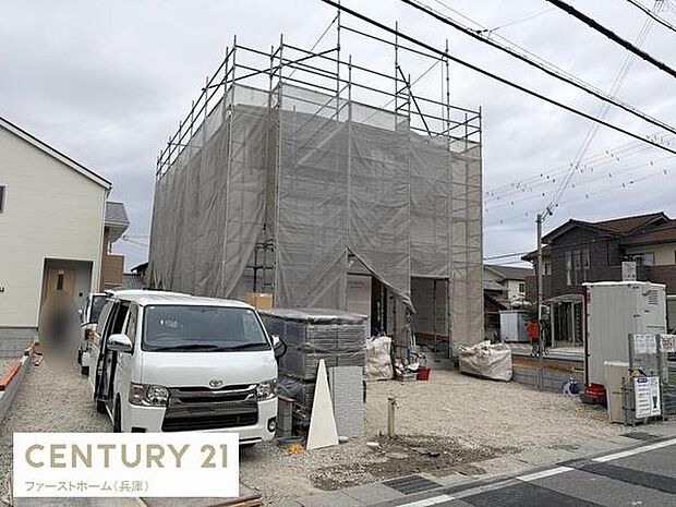 建築中の物件ですので新たな暮らしをイメージしやすい現地写真です。周辺には住宅が並ぶ落ち着いた環境が広がっています。駐車スペースもしっかりと確保されています。完成が楽しみな現場です。