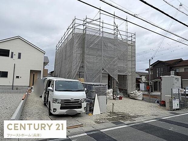 建築中の物件で新しい生活のスタートにぴったりの住まいです。落ち着いた住宅街に位置しており周辺環境も整っています。広々とした敷地で駐車スペースも十分に確保されています。