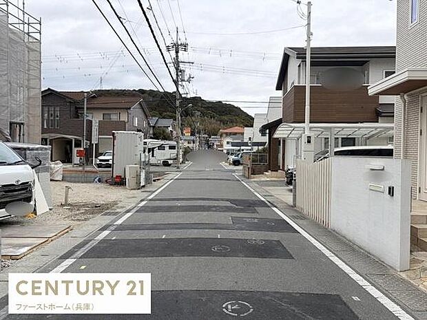 前面道路は広々としており車の出入りもスムーズに行えます。周囲には整然とした住宅が立ち並び安心感があります。見通しの良い立地で日当たりや風通しにも配慮された環境です。