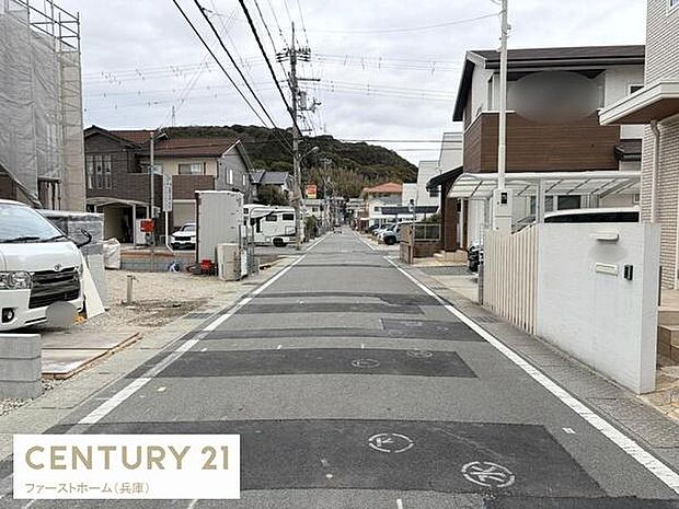前面道路はしっかりと舗装されており周辺には整然とした住宅が並んでいます。電柱や配線が整備され生活インフラが整った印象です。静かな住宅街の一角として落ち着いた雰囲気が感じられます。