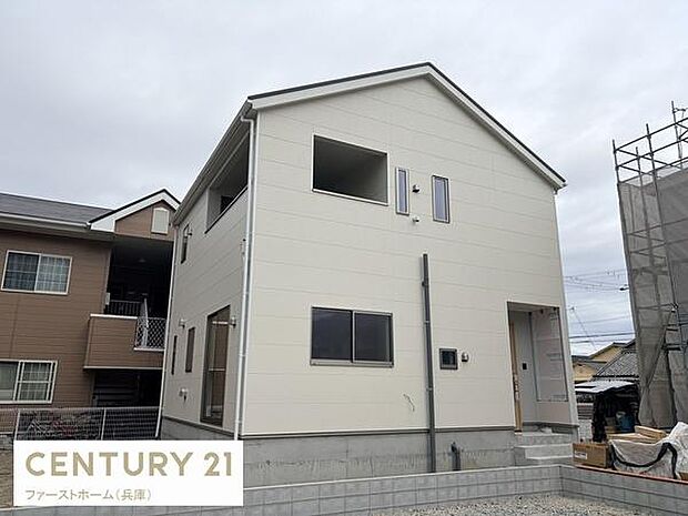 シンプルでスタイリッシュな外観が魅力の住宅です。明るい外壁が周囲と調和し開放感のある雰囲気を演出します。駐車スペースも確保されており日々の暮らしやすさを感じられます。