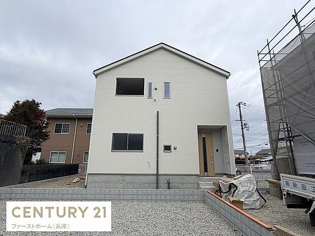 シンプルで洗練された外観が特徴の戸建住宅です。前面には広々とした敷地が確保されています。無駄のない直線的なデザインが印象的です。住宅街の一角に位置し落ち着いた雰囲気が漂います。