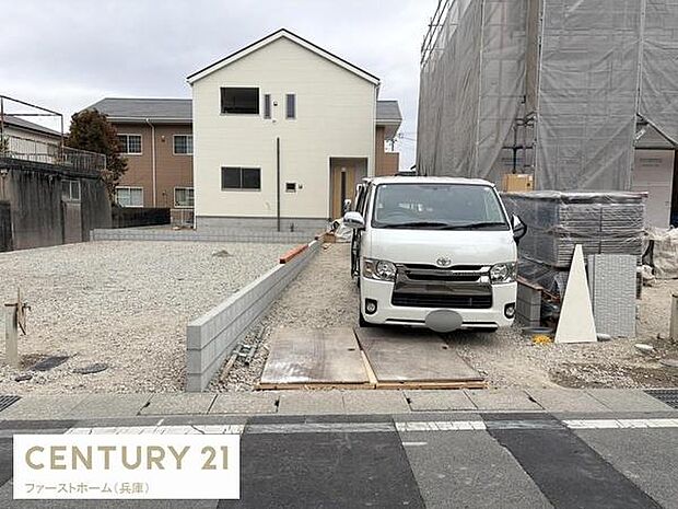 敷地内にはゆとりのあるスペースが確保されております。前面道路との接続が分かりやすく車の出し入れもスムーズに行えます。周囲の建築も整然としており落ち着いた雰囲気が感じられます。