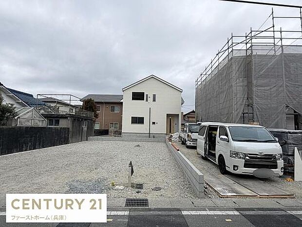 ゆとりある前面スペースが特徴的です。周囲との距離も確保されており開放感があります。整った敷地形状が魅力です。新築住宅と並ぶ静かな環境がポイントです。建築計画にも柔軟に対応しやすい印象です。