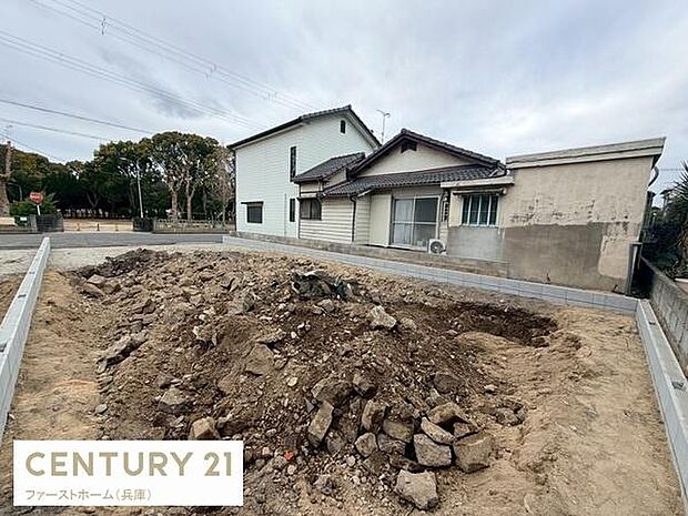 周囲に住宅が立ち並ぶ落ち着いたエリアに位置しています。前面道路も幅があり車の進入もスムーズです。