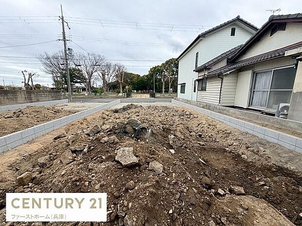 周囲に住宅が立ち並ぶ落ち着いたエリアに位置しています。前面道路も幅があり車の進入もスムーズです。