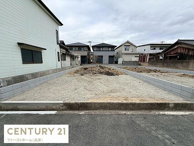 周囲に住宅が立ち並ぶ落ち着いたエリアに位置しています。前面道路も幅があり車の進入もスムーズです。
