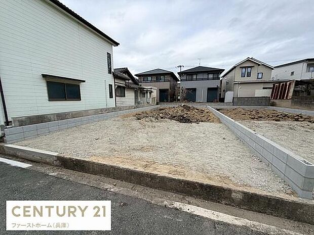 周囲に住宅が立ち並ぶ落ち着いたエリアに位置しています。前面道路も幅があり車の進入もスムーズです。