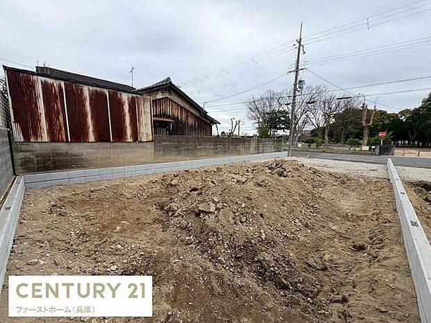 落ち着いた雰囲気の住宅地に位置しています。前面道路が広くアクセスもスムーズです。周囲に余裕があり開放感を感じられます。