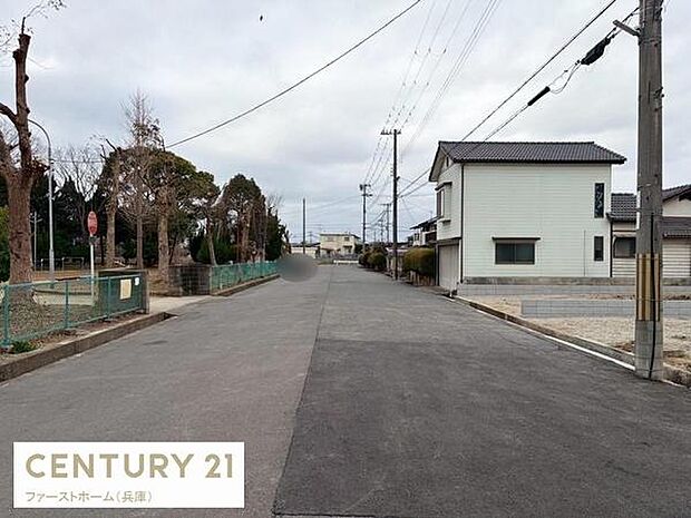 現地周辺は広々とした前面道路が広がり車の出入りにも便利です。街並みが整い落ち着いた雰囲気が感じられます。電柱や配線も整然としていて安心感があります。周囲に住宅が立ち並び静かな環境がイメージできます。