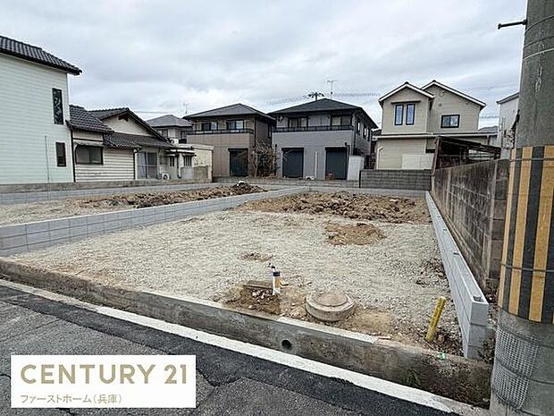 建築しやすい整形地で周囲は落ち着いた住宅街です。前面道路に面しているためアクセスが便利です。日当たりも良好で開放感があります。建築プランも立てやすい土地です。