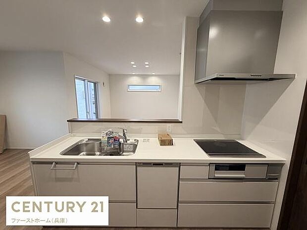 シンプルでスタイリッシュなキッチンは使いやすさを重視した設計です。カウンターが広めに確保されており作業がスムーズに行えます。IHコンロと換気扇も備わっておりお手入れがしやすい仕様です。