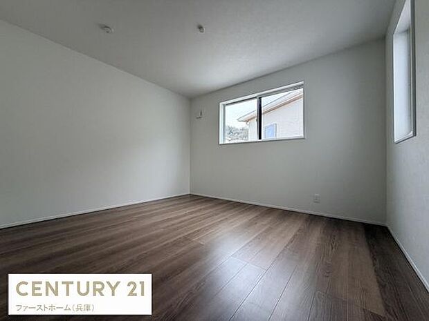 シンプルで使いやすい間取りの寝室です。窓から自然光が差し込み明るさを感じられます。落ち着いた色合いのフローリングがポイントです。プライベートな時間を過ごすのに適しています。