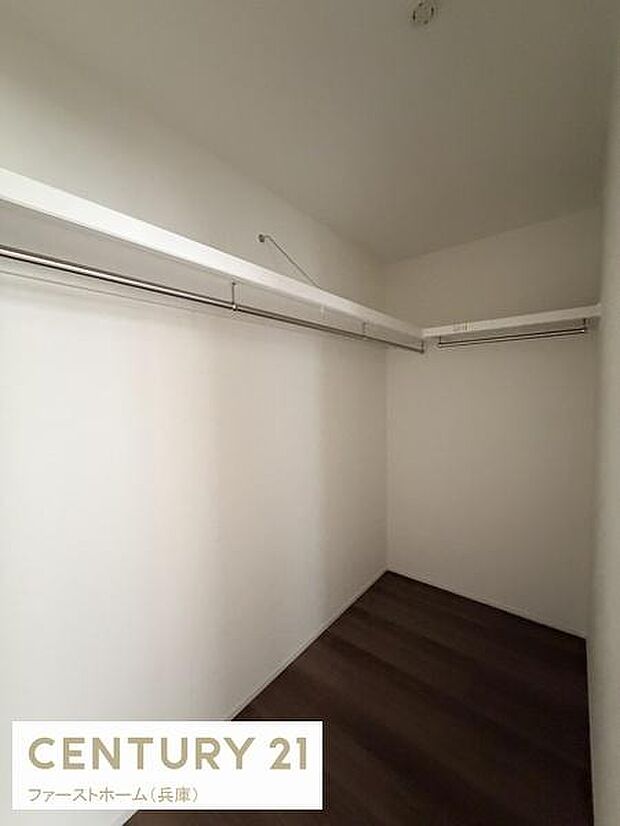 広々とした収納スペースが確保されており衣類や小物の整理がスムーズに行えます。シンプルな造りで使い勝手が良く室内もすっきりとした印象です。ハンガーパイプが設置されているため効率的に収納できます。