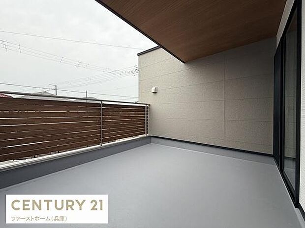 屋根つきで天候に左右されにくいバルコニーです。目隠しフェンスが設置されておりプライバシーに配慮されています。広さがありさまざまな用途で活用できます。バルコニーの床は手入れがしやすい仕様です。