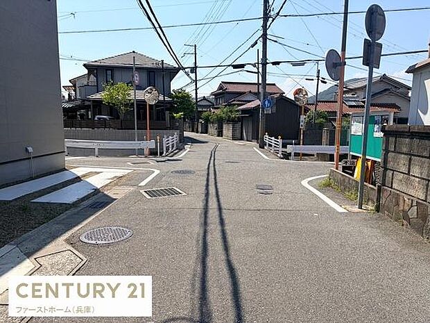 現地周辺は道路幅もゆとりがあり車の出入りもしやすい環境です。前面道路はフラットで見通しが良く安全面にも配慮されています。閑静な住宅街の中に位置しており落ち着いた雰囲気が感じられます。