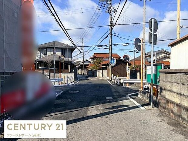 現地周辺は見通しの良い道路環境となっております。前面道路は比較的広く車の出入りもスムーズです。周囲は落ち着いた住宅が並んでいますので安心感があります。道路沿いの整備もされています。