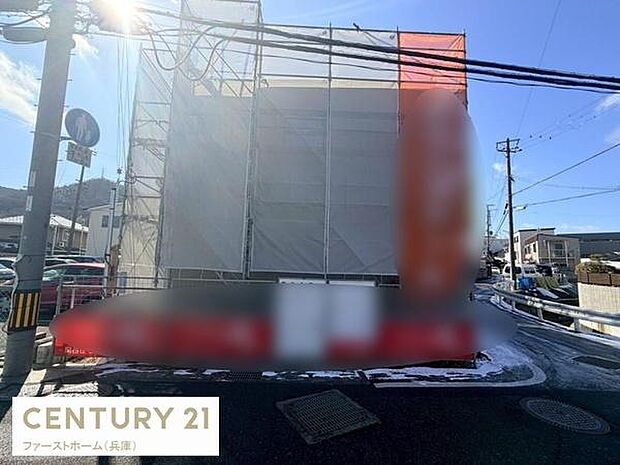 建築中の物件で新しい住まいを検討する方にぴったりの一枚です。周辺道路も広く車の通行も快適です。現地の様子をしっかり確認いただけます。日当たりの良さも感じられます。